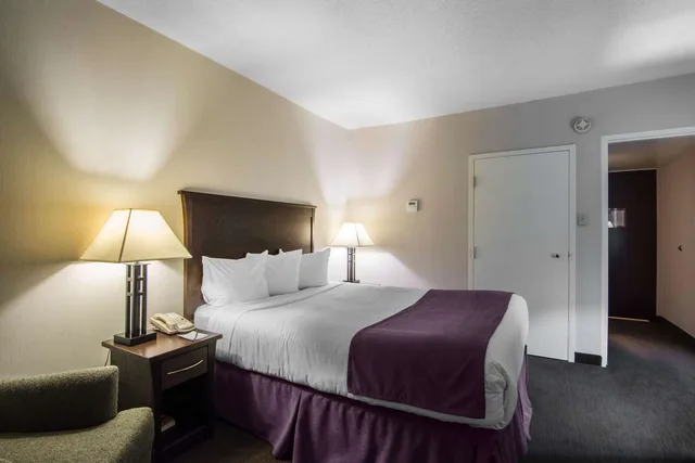 غرفة بسرير مزدوج، Quality Inn Suites Yellowknife 2/5