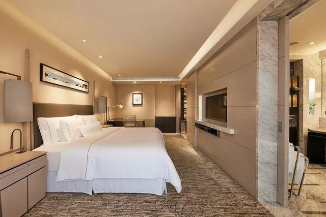 غرفة بسرير كينج بإطلالة على النهر، The Westin Ningbo 1/10