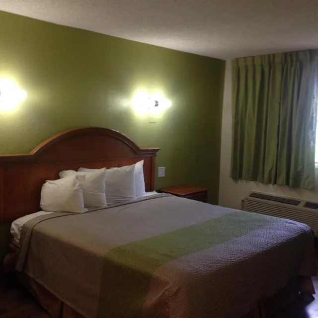 غرفة بسرير كينج، Red Carpet Inn New Brunswick 2/5