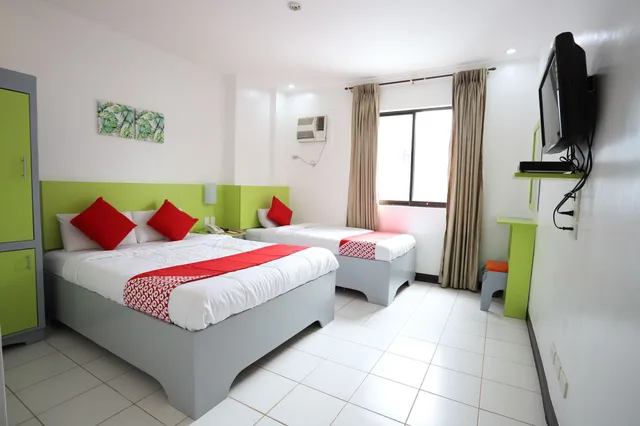 Standard, Triple, 1 Queen and 1 Single Bed, OYO 210 Apple Tree Suites 2/5