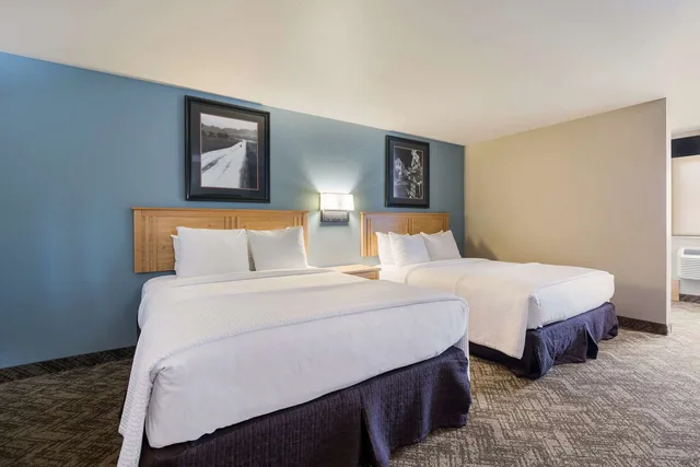 غرفة بسريرين كوين، Best Western Golden Spike Inn & Suites 2/4