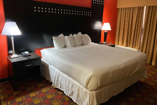 غرفة بسرير كينج، Ramada By Wyndham Rochelle Park Near Paramus 2/2
