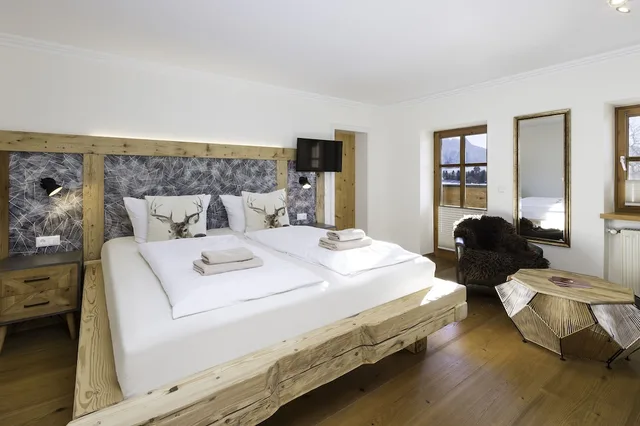 غرفة بسرير كوين بإطلالة على الجبل بشرفة، Landhaus Kossel 5/10