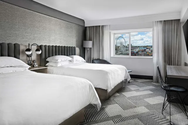 غرفة بسرير مزدوج بإطلالة على المدينة، Sheraton Fallsview Hotel 1/2