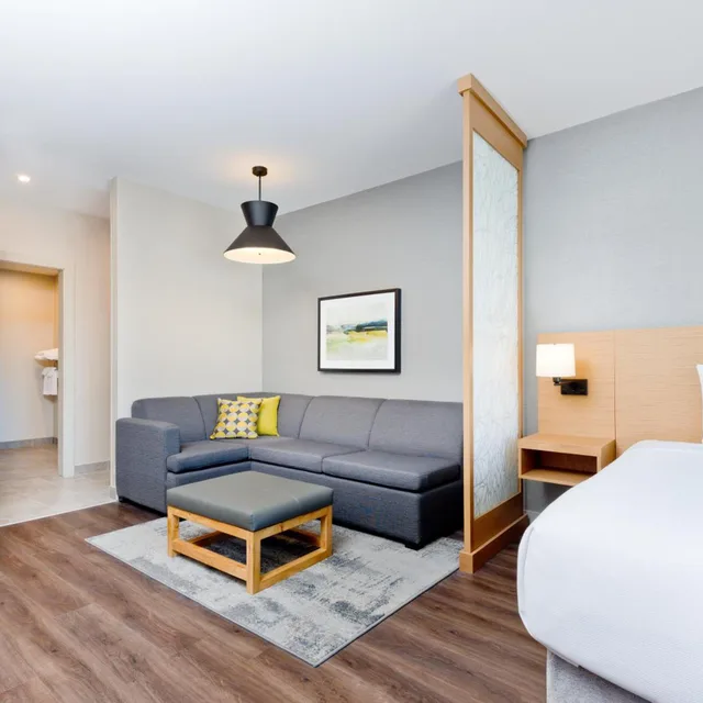 Room, King Bed, with View, Accessible, Hyatt Place Kelowna 2/4
