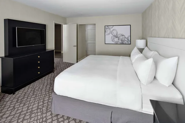 1 Bedroom, Suite, King Bed, Courtyard View, DoubleTree Suites by Hilton Charlotte SouthPark 2/3