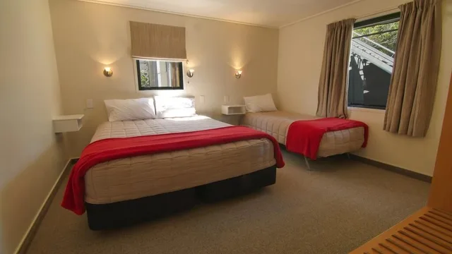 جناح بسرير كينج وسريرين منفصلين وسرير كوين بغرفتي نوم، Country Glen Lodge 2/4