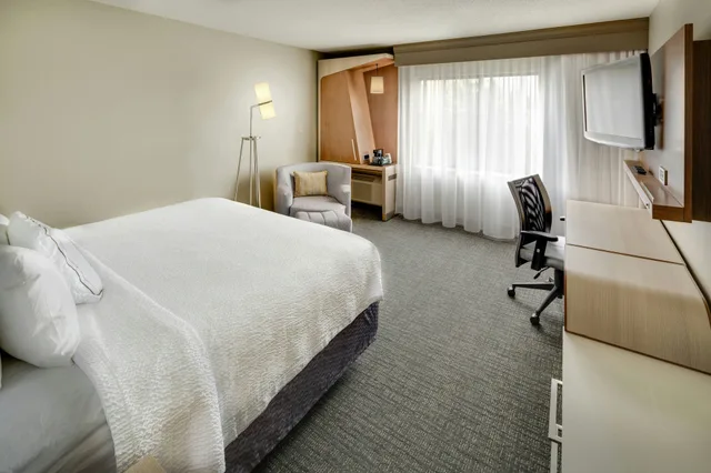 غرفة بسرير كينج، Courtyard St. Louis Airport Earth City 1/1