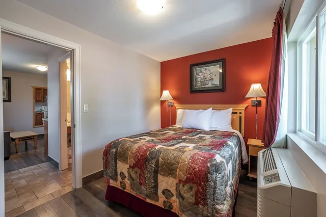 جناح بسرير كوين بغرفة نوم واحدة مع أريكة بمطبخ، Sahara Courtyard Inn Penticton 2/8