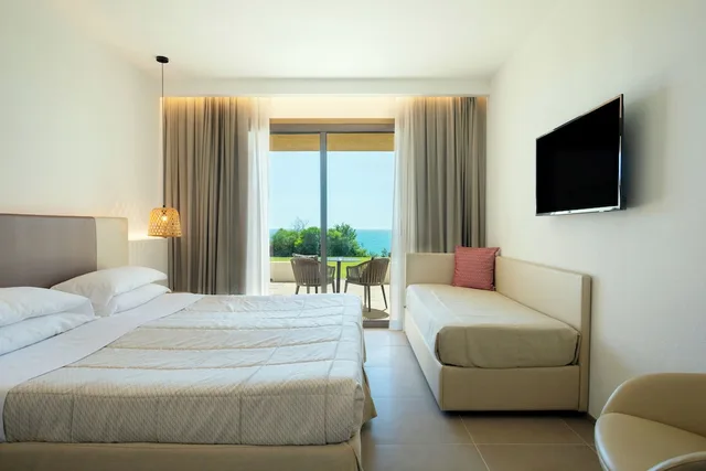 غرفة سوبيريور ثلاثية بسرير مزدوج وسرير فردي، Mangia's Torre del Barone Resort & Spa 1/5