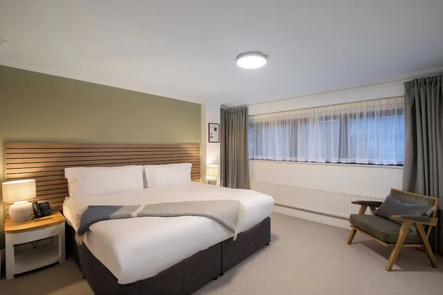 شقة ديلوكس بسرير كينج وسرير فردي بشرفة بغرفتي نوم، Monarch House - Serviced Apartments - Kensington 2/10
