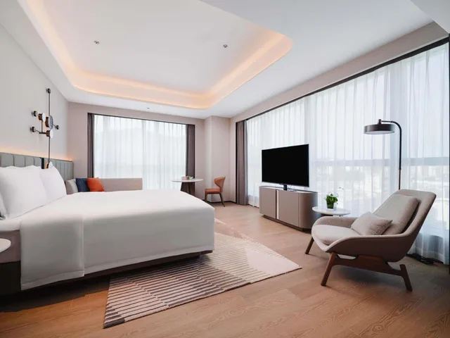 غرفة تنفيذية بسرير كينج وسرير كوين بإطلالة على الجبل، Novotel Xiamen Downtown 2/6