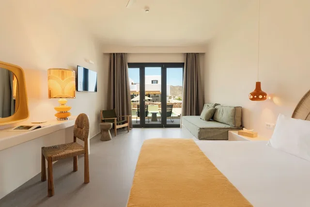 جناح بسرير كينج بشرفة مع أريكة بمسبح خاص، Koukoumi Vegan Boutique Hotel 1/5