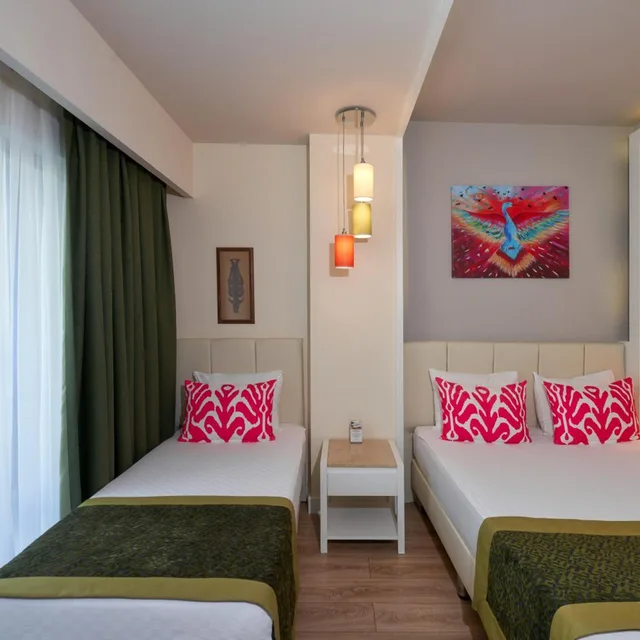 غرفة ثلاثية بسرير فردي بإطلالة على البحر، Orange County Alanya 1/4
