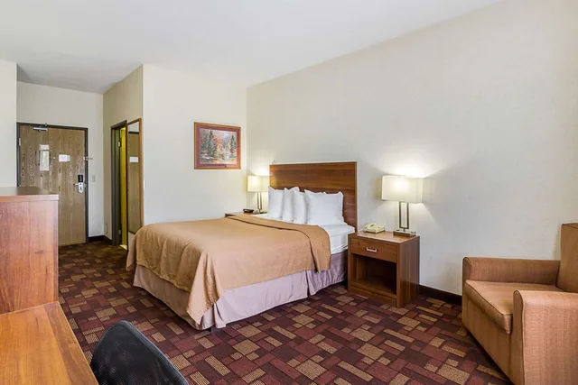 غرفة بسرير كوين، Econo Lodge Luverne I-90 4/6