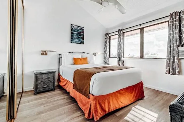 شقة سكنية بسرير كوين وسرير مزدوج بغرفتي نوم مع أريكة بمطبخ، Banyan Harbor Resort 1/10