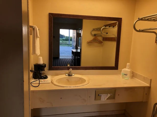 غرفة بسرير كينج للمدخنين، Americas Best Value Inn Suites 3/3
