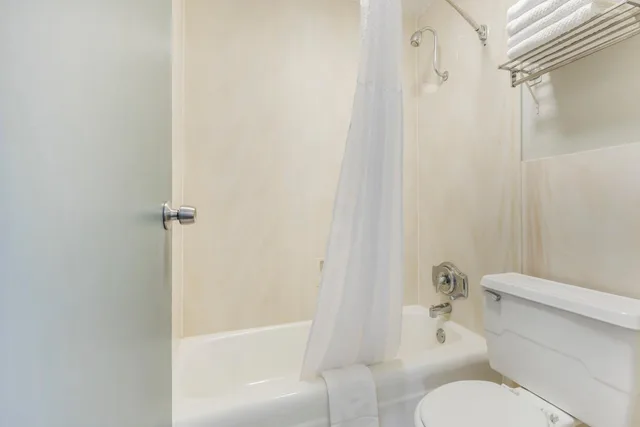 Room, King Bed, Bathtub, Exterior Entrance, Accessible، Quality Inn & Suites Santee I-95 6/8