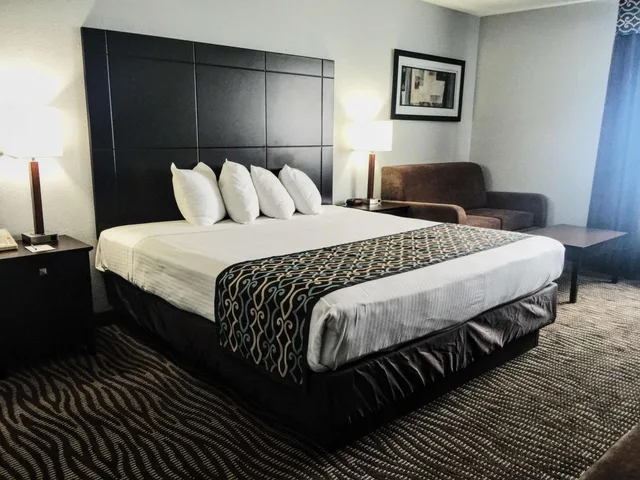 غرفة بسرير كينج مع أريكة بحوض جاكوزي، Best Western Executive Inn Mount Gilead 1/6