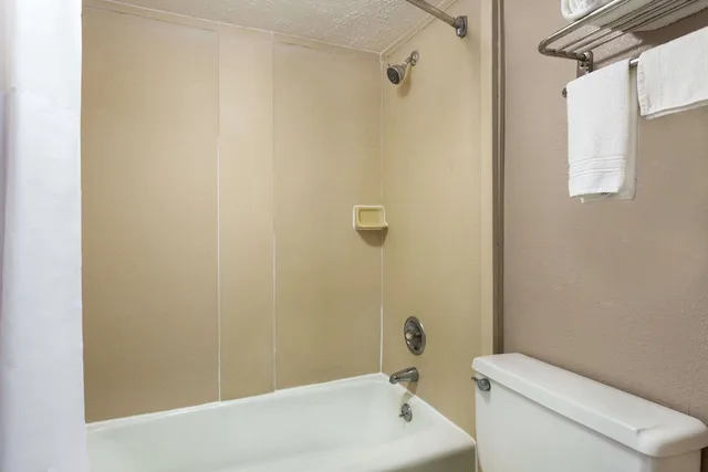 غرفة بسريرين كوين للمدخنين، Super 8 By Wyndham Locust Grove 4/4