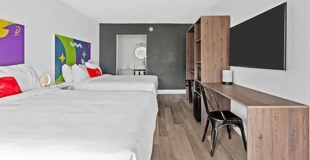 غرفة بسريرين كوين بإطلالة على الفناء، Baymont by Wyndham Jacksonville Airport 4/7
