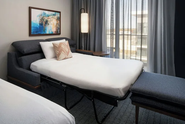 غرفة بسرير كينج مع أريكة لذوي الإعاقة، Courtyard By Marriot Sand City Monterey 1/6