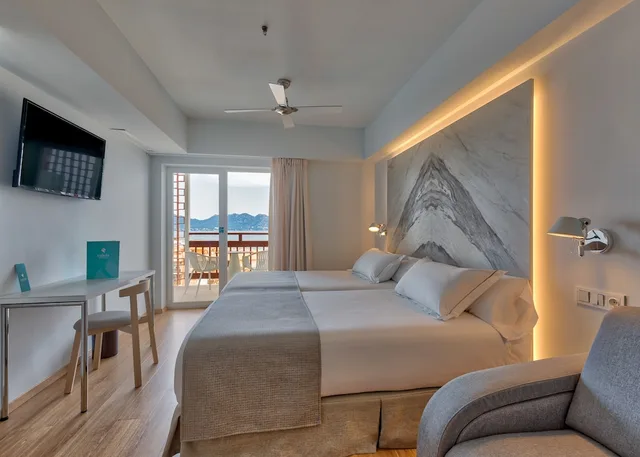 غرفة بسريرين منفصلين بشرفة بإطلالة جزئية على البحر، Talayot Hotel by Senator 1/5