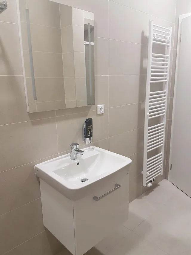 غرفة مفردة بسرير كوين بحمام خاص، Downtown Suites Belohorska 3/5