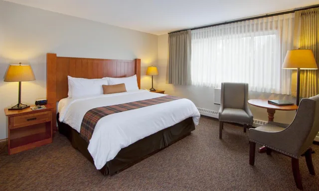 Room, Queen Bed, WHISTLERS INN 1/4
