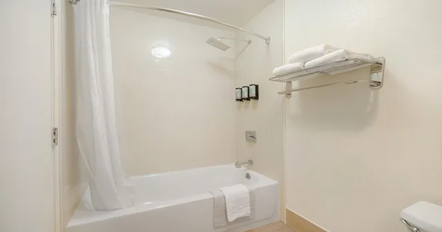 غرفة بسرير كينج وسرير كوين، Best Western Amador Inn 8/10
