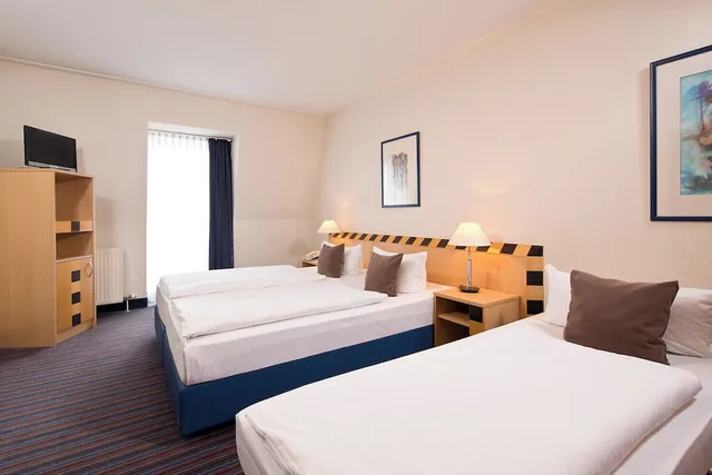 غرفة بزنس ثلاثية بسرير كوين مع أريكة، ACHAT Hotel Dresden Elbufer 2/5
