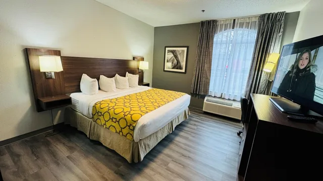 غرفة بسرير كينج لذوي الإعاقة، Baymont by Wyndham Chicago/Calumet City 4/9