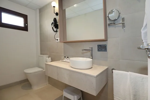 غرفة قياسية بشرفة مفردة بسريرين منفصلين مع أريكة، Hotel Montepiedra 5/8