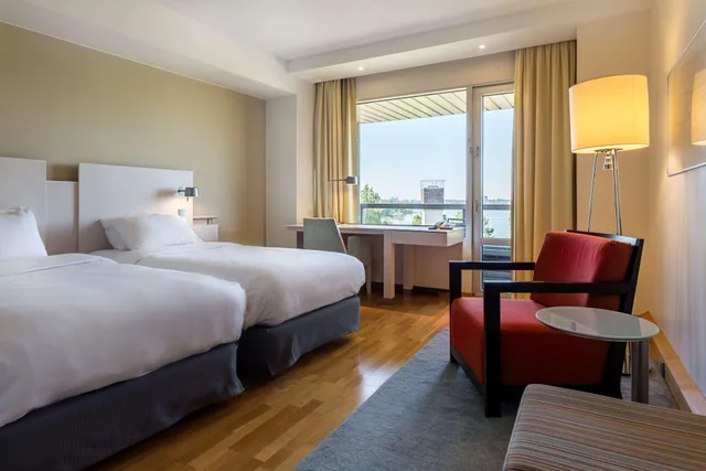 غرفة بسريرين منفصلين بشرفة، Hilton Helsinki Kalastajatorppa 2/3