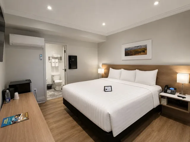 غرفة قياسية بسرير كينج، Colonial Hotel & Suites 1/4