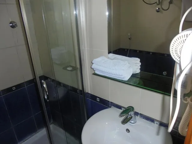 جناح بسرير كوين، Pacific Hotel 4/4