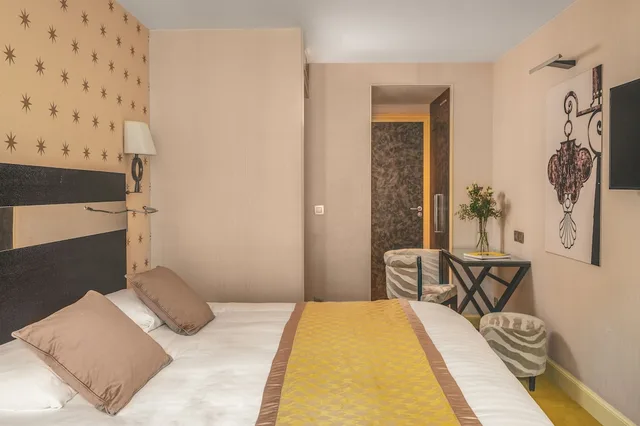 غرفة ديلوكس ثلاثية بسرير مزدوج مع أريكة، Hotel Le Petit Paris 1/5