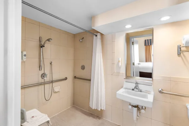 غرفة بسريرين مزدوجين لذوي الإعاقة، Comfort Inn & Suites Somerset - New Brunswick 6/6