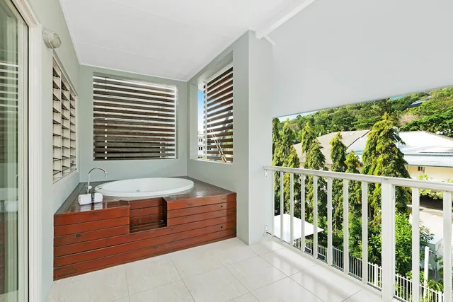 غرفة بسرير كينج وسريرين منفصلين بغرفتي نوم، Mantra Aqueous Port Douglas 3/7