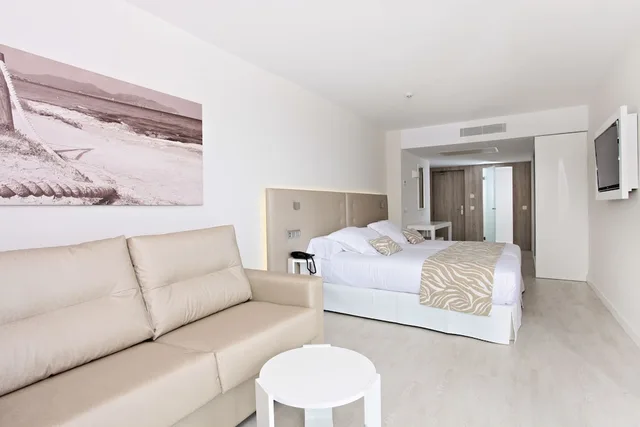 غرفة بشرفة مفردة بسرير مزدوج بإطلالة جزئية على البحر، Iberostar Waves Cala Millor - Adults Only 2/3