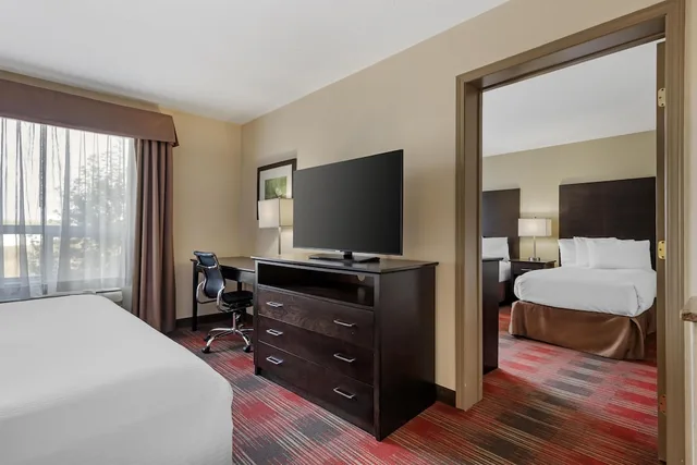 جناح بسرير كينج وسريرين منفصلين مع أريكة، Best Western Plus Red Deer Inn and Suites 4/7