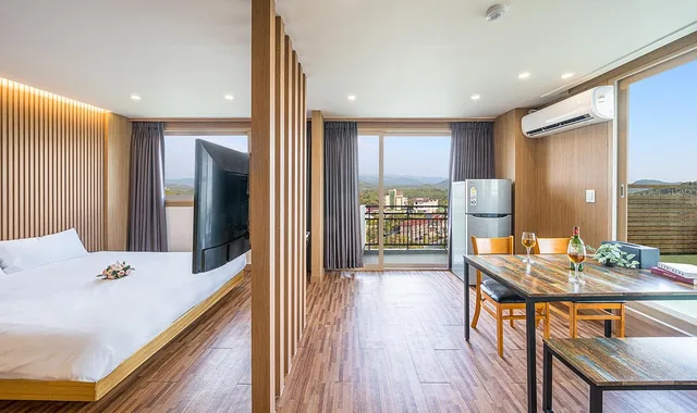 Condo, Spa, Water, Queen and Twin Beds, Lateral Side Ocean View, Terrace، Ocean To You Resort Sokcho Seorak Beach Hotel And Condo 2/3