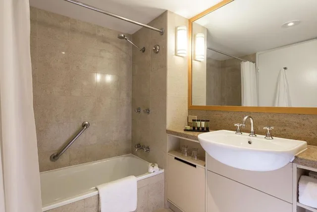 Premium Double Room + Entry to 4 Theme Parks + Twin Pack of Wine، SEA WORLD RESORT 3/4