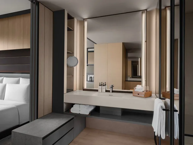 غرفة كلاسيكية ركنية بسرير كينج مع دخول صالة النادي، INTERCONTINENTAL SINGAPORE ROBERTSON QUAY 2/2