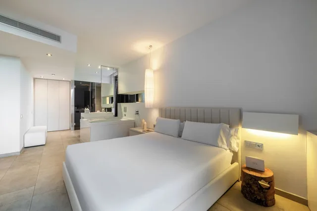 Suite, King Bed, Hot Tub, Sb Plaza Europa 1/10