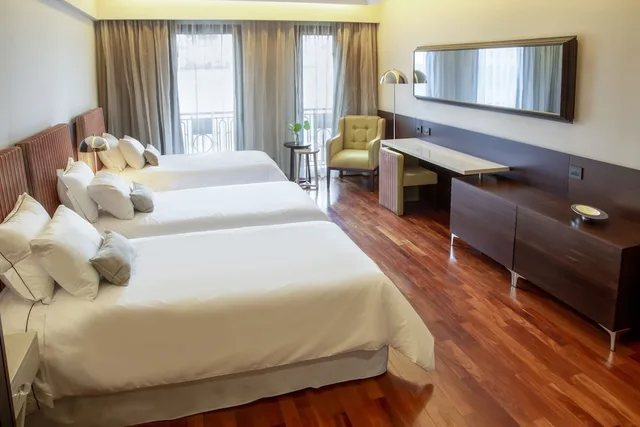 غرفة سوبيريور بثلاثة أسرّة، Esplendor By Wyndham Buenos Aires Tango 1/6