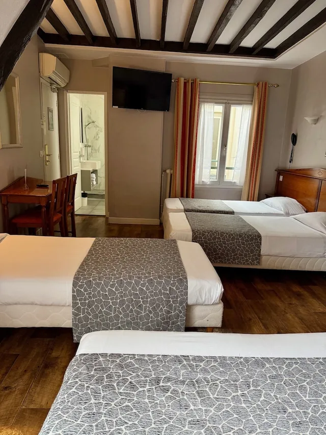 Family, 1 Double and 3 Single Beds، Hotel Richmond 8/10