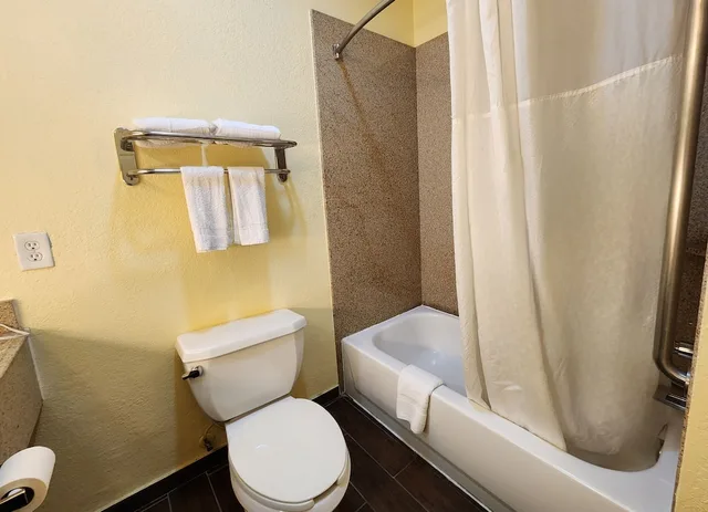 جناح استوديو ديلوكس بسرير كينج للمدخنين، Studio6 Suites Pasadena, TX 7/8