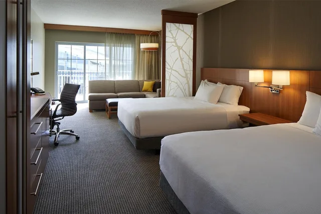 غرفة بسريرين كوين بإطلالة جزئية على البحر مع أريكة لذوي الإعاقة، Hyatt Place Ocean City Oceanfront 2/4