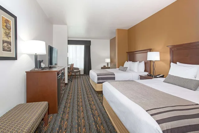 جناح بسريرين كوين مع أريكة بحوض استحمام لذوي الإعاقة، Best Western Plus Lincoln Inn & Suites 1/1